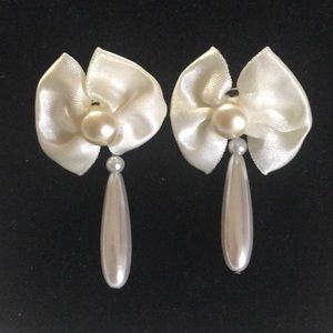 Bow earrings